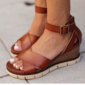 MIA LAURI WEDGE SANDAL- Cognac